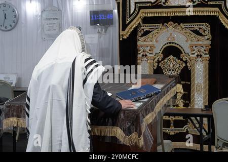 In einer Synagoge in Monsey, NY, führt ein orthodoxer jüdischer Mann die Gemeinde in den Morgengottesdiensten. Stockfoto