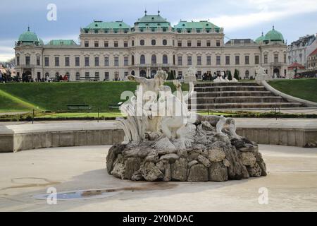 Schöne weiße Statuen im Schloss Belvedere, Wien Stockfoto