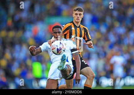 Leeds, Großbritannien. 31. August 2024. Leeds United Defender Júnior Firpo (3) Hull City AFC Stürmer will Jarvis (36) während des Leeds United FC gegen Hull City AFC SKY BET EFL Championship Match in Elland Road, Leeds, England, Großbritannien am 31. August 2024 Credit: Every Second Media/Alamy Live News Stockfoto