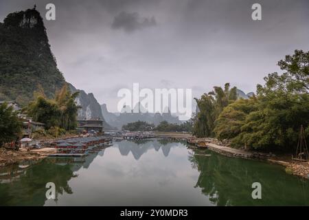 Blick auf die Flöße im alten Dorf Xing Ping, Guilin, China. Kopierbereich für Text Stockfoto