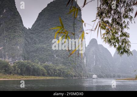 Landschaft von Guilin, Li Fluss und Karst Berge. In der Nähe von Guilin, Guangxi, China. Stockfoto