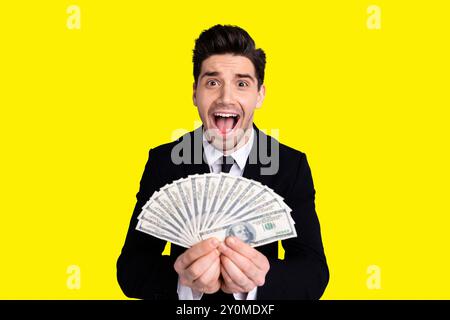 Close-up-Porträt von seinem netten attraktiven, fröhlichen ekstatischen Kerl Finanzier Banker Agent Broker Ökonom Wirtschaftsprüfer Buchhalter hält in Handwährung Stockfoto