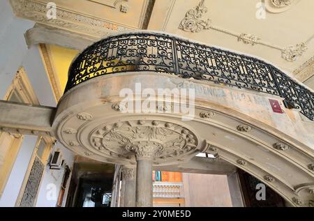 662 eklektisches Gebäude - ehemaliges Mansion Camaguey - Haupttreppe in die 3. Etage, seit 1996 ein renommiertes paladar-Privatrestaurant. Havanna-Kuba. Stockfoto