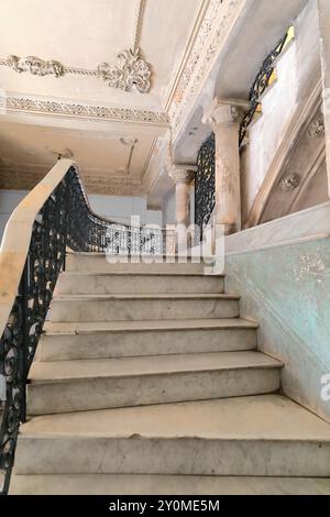 663 eklektisches Gebäude - ehemaliges Mansion Camaguey - Haupttreppe in die 3. Etage, seit 1996 ein renommiertes paladar-Privatrestaurant. Havanna-Kuba. Stockfoto