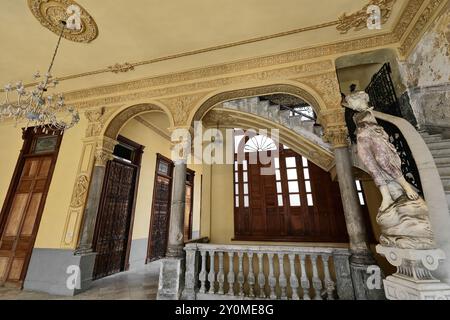 665 eklektisches Gebäude - ehemaliges Mansion Camaguey - Haupttreppe in die 3. Etage, seit 1996 ein renommiertes paladar-Privatrestaurant. Havanna-Kuba. Stockfoto