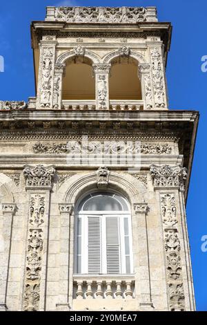 676 Turm im obersten Stockwerk eines Gebäudes im Neorenaissance-Stil aus dem Jahr 1914 auf 302 Paseo del Prado Westseite, Palacio Matrimonios-Wedding Palace. Havanna-Kuba. Stockfoto