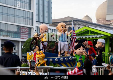 Der malaysische Unabhängigkeitstag (auch Hari Merdeka genannt) am 31. August feiert die Unabhängigkeit des Landes. Parade mit UPIN- und Ipin-Zeichen. Stockfoto