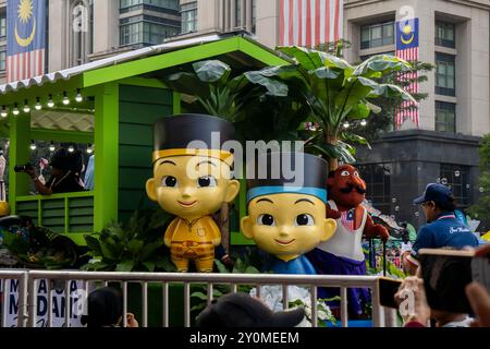 Der malaysische Unabhängigkeitstag (auch Hari Merdeka genannt) am 31. August feiert die Unabhängigkeit des Landes. Parade mit UPIN- und Ipin-Zeichen. Stockfoto