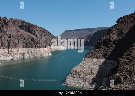 Ein Blick auf die Mündung des Canyons, der zum Lake Mead vom Hoover Dam führt. Stockfoto