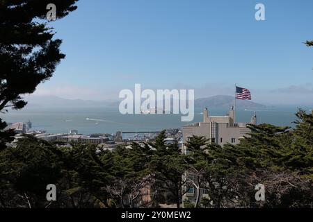 Panoramablick auf Alcatraz Island und San Francisco Bay an einem sonnigen Spätsommertag Stockfoto