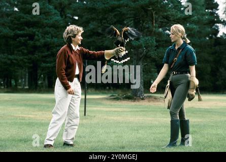 Die British School of Falconry in Gleneagles, die Emma Ford unterrichtet, zeigt Jane Redman, die im Gleneagles Hotel wohnt, wie man mit einem Harris Hawk umgeht. HOMER SYKES AUS DEN 1997 1990ER JAHREN Stockfoto