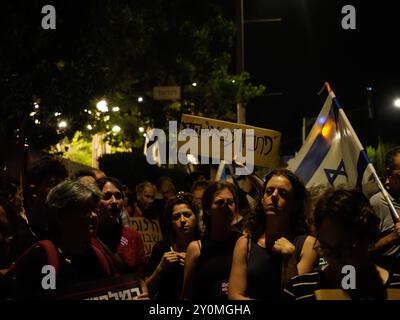 West-Jerusalem, Israel. September 2024. Protest vor Netanjahus Haus in Jerusalem, der einen Geiselvertrag beschlagnahmt. Auf dem Schild steht: "Die militärische Lösung tötet" Stockfoto