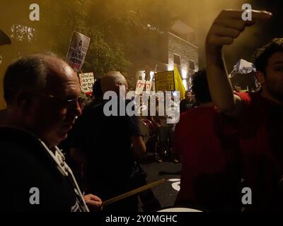 West-Jerusalem, Israel. September 2024. Protest vor Netanjahus Haus in Jerusalem, der einen Geiselvertrag beschlagnahmt. Stockfoto