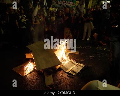 West-Jerusalem, Israel. September 2024. Protest vor Netanjahus Haus in Jerusalem, der einen Geiselvertrag beschlagnahmt. Stockfoto