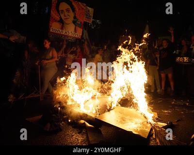 West-Jerusalem, Israel. September 2024. Protest vor Netanjahus Haus in Jerusalem, der einen Geiselvertrag beschlagnahmt. Auf dem Schild steht: „Carmel kehrt nicht zurück“ Stockfoto