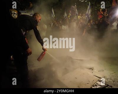 West-Jerusalem, Israel. September 2024. Protest vor Netanjahus Haus in Jerusalem, der einen Geiselvertrag beschlagnahmt. Stockfoto