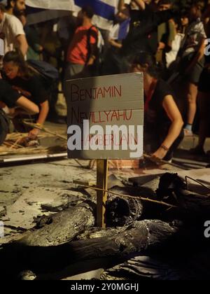 West-Jerusalem, Israel. September 2024. Protest vor Netanjahus Haus in Jerusalem, der einen Geiselvertrag beschlagnahmt. Stockfoto