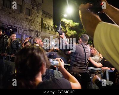 West-Jerusalem, Israel. September 2024. Protest vor Netanjahus Haus in Jerusalem, der einen Geiselvertrag beschlagnahmt. Stockfoto