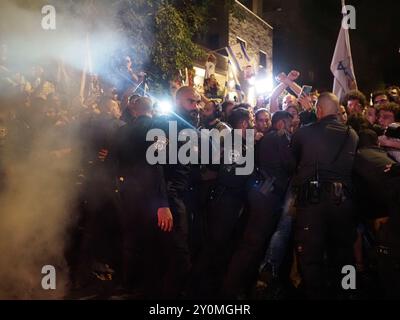 West-Jerusalem, Israel. September 2024. Protest vor Netanjahus Haus in Jerusalem, der einen Geiselvertrag beschlagnahmt. Stockfoto