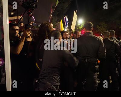 West-Jerusalem, Israel. September 2024. Protest vor Netanjahus Haus in Jerusalem, der einen Geiselvertrag beschlagnahmt. Stockfoto