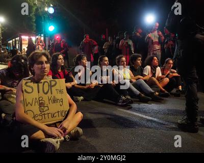 West-Jerusalem, Israel. September 2024. Protest vor Netanjahus Haus in Jerusalem, der einen Geiselvertrag beschlagnahmt. Stockfoto