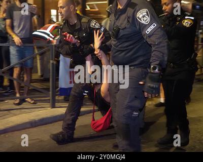 West-Jerusalem, Israel. September 2024. Protest vor Netanjahus Haus in Jerusalem, der einen Geiselvertrag fordert. Stockfoto