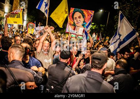 Demonstranten werden von israelischen Polizisten während einer Demonstration nach der Beerdigung von Hersh Goldberg Polin zurückgeschoben. Zehntausende Menschen haben sich für einen zweiten Tag in Israel versammelt, nachdem die Leichen von Karmel Gat, Eden Yerushalmi, Hersh Goldberg-Polin, Alexander Lobanov, Almog Sarusi und Meister Sgt Ori Danino aus Gaza gerettet wurden. Demonstranten rufen Premierminister Benjamin Netanjahu und seine Regierung auf, eine Einigung zu erzielen, um die Freilassung der verbleibenden Geiseln zu erreichen, die von der Hamas während der Angriffe vom 7. Oktober ergriffen wurden. Stockfoto