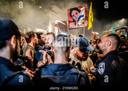 Demonstranten werden von israelischen Polizisten während einer Demonstration nach der Beerdigung von Hersh Goldberg Polin zurückgeschoben. Zehntausende Menschen haben sich für einen zweiten Tag in Israel versammelt, nachdem die Leichen von Karmel Gat, Eden Yerushalmi, Hersh Goldberg-Polin, Alexander Lobanov, Almog Sarusi und Meister Sgt Ori Danino aus Gaza gerettet wurden. Demonstranten rufen Premierminister Benjamin Netanjahu und seine Regierung auf, eine Einigung zu erzielen, um die Freilassung der verbleibenden Geiseln zu erreichen, die von der Hamas während der Angriffe vom 7. Oktober ergriffen wurden. Stockfoto