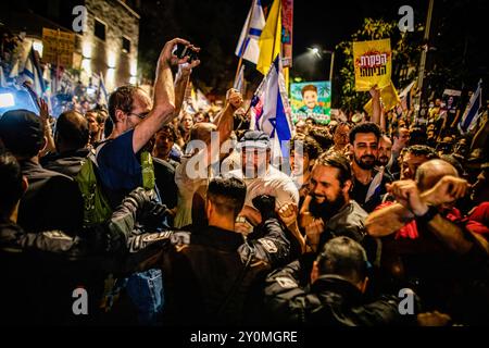 Demonstranten werden von israelischen Polizisten während einer Demonstration nach der Beerdigung von Hersh Goldberg Polin zurückgeschoben. Zehntausende Menschen haben sich für einen zweiten Tag in Israel versammelt, nachdem die Leichen von Karmel Gat, Eden Yerushalmi, Hersh Goldberg-Polin, Alexander Lobanov, Almog Sarusi und Meister Sgt Ori Danino aus Gaza gerettet wurden. Demonstranten rufen Premierminister Benjamin Netanjahu und seine Regierung auf, eine Einigung zu erzielen, um die Freilassung der verbleibenden Geiseln zu erreichen, die von der Hamas während der Angriffe vom 7. Oktober ergriffen wurden. Stockfoto