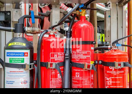 Velp, Niederlande - 1. Juni 2024: Niederländische Feuerlöscher auf einem Feuerwehrwagen in Velp, Niederlande Stockfoto