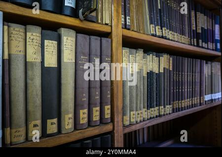 30. August 2024, Sachsen-Anhalt, Halle (Saale): Bibliothek Leopoldina in Halle. Sie wurde 1731 in Nürnberg gegründet und wechselte mehrmals, bevor sie 1904 in Halle einen Neubau erhielt, wo sie sich heute noch befindet. Die Bibliothek öffnet ihre Pforten am landesweiten Tag der offenen Denkmäler. Die Leopoldina ist die älteste wissenschaftlich-medizinisch gelernte Gesellschaft im deutschsprachigen Raum und die weltweit älteste Akademie der Naturwissenschaften in ständiger Existenz. Die 1652 gegründete Deutsche Akademie der Wissenschaften Leopoldina hat derzeit rund 1.600 Mitglieder aus aller Welt. Foto: Heiko Rebsch/dpa Stockfoto