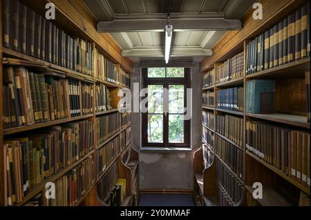 30. August 2024, Sachsen-Anhalt, Halle (Saale): Bibliothek Leopoldina in Halle. Sie wurde 1731 in Nürnberg gegründet und wechselte mehrmals, bevor sie 1904 in Halle einen Neubau erhielt, wo sie sich heute noch befindet. Die Bibliothek öffnet ihre Pforten am landesweiten Tag der offenen Denkmäler. Die Leopoldina ist die älteste wissenschaftlich-medizinisch gelernte Gesellschaft im deutschsprachigen Raum und die weltweit älteste Akademie der Naturwissenschaften in ständiger Existenz. Die 1652 gegründete Deutsche Akademie der Wissenschaften Leopoldina hat derzeit rund 1.600 Mitglieder aus aller Welt. Foto: Heiko Rebsch/dpa Stockfoto