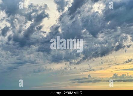 Wolken am Himmel kurz vor Sonnenuntergang. Wolken und blauer Himmel Stockfoto