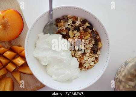 Gesundes Frühstück hausgemachter Müslijoghurt und Pfirsiche Stockfoto