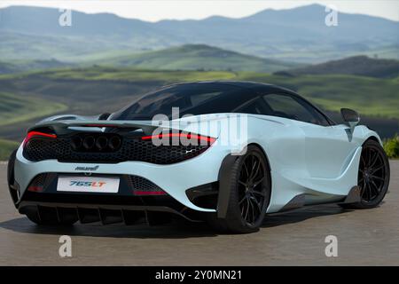 McLaren 765LT Spider auf dem Hintergrund der Landschaft Stockfoto