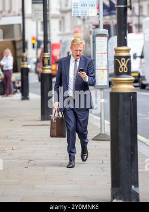 London, England, Großbritannien. September 2024 Oliver Dowden sah Walking in Westminster Whitehall Credit: Richard Lincoln/Alamy Live News Stockfoto