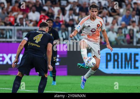 Turin, Italien. September 2024. Niccolo Pisilli von AS Roma wurde 2024/25 während des Fußballspiels der Serie A zwischen Juventus FC und AS Roma im Allianz Stadion in Aktion genommen. Endpunktzahl: Juventus 0:0 Roma. (Foto: Fabrizio Carabelli/SOPA Images/SIPA USA) Credit: SIPA USA/Alamy Live News Stockfoto