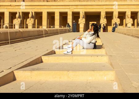 Luxor, Ägypten; 16. Januar 2024: Touristen besuchen einen der berühmtesten Tempel von Luxor, den Tempel des mythischen Pharao Hatschepsut, wo Sie werden Stockfoto