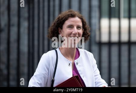 Downing Street, London, Großbritannien. September 2024. Die Minister der Regierung nehmen an der ersten Kabinettssitzung seit Ende der Sommerpause Teil. Anneliese Dodds, Ministerin für Entwicklung, FCO. Quelle: Malcolm Park/Alamy Live News Stockfoto