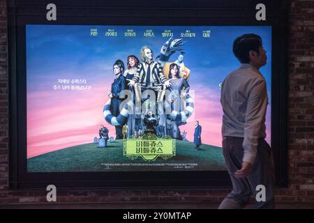 Seoul, Südkorea. September 2024. Ein Mann läuft am 3. September 2024 in Seoul, Südkorea, an einer Werbetafel von „Beetlejuice BeetleJuice“ vorbei. Der Film BeetleJuice BeetleJuice erscheint am 4. September in Südkorea. (Foto: Kichul Shin/NurPhoto) Credit: NurPhoto SRL/Alamy Live News Stockfoto