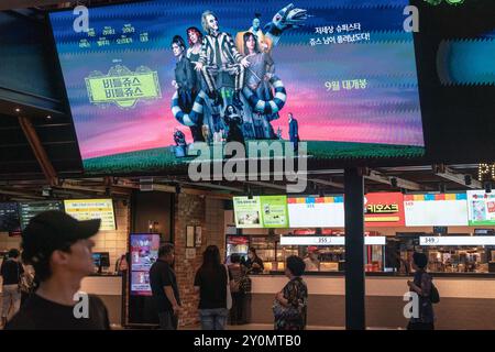 Seoul, Südkorea. September 2024. Am 3. September 2024 stehen Menschen vor einer Plakatwand von „Beetlejuice Beetlejuice“ in Seoul, Südkorea. Ein Film BeetleJuice BeetleJuice erscheint am 4. September in Südkorea. (Foto: Kichul Shin/NurPhoto) Credit: NurPhoto SRL/Alamy Live News Stockfoto
