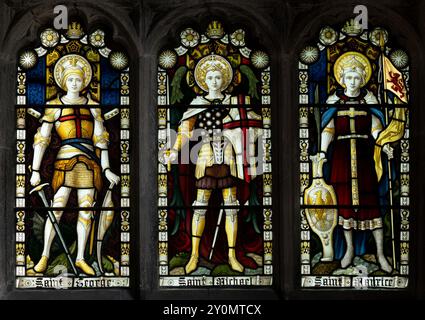 St. George, Michael und Maurice Buntglas, St. Nicholas Church, Cottesmore, Rutland, England, UK Stockfoto