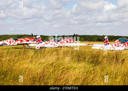 Das Global Stars Kunstflugteam Extra EA300SC parkte im August 2024 auf der Little Gransden Air Show. Stockfoto