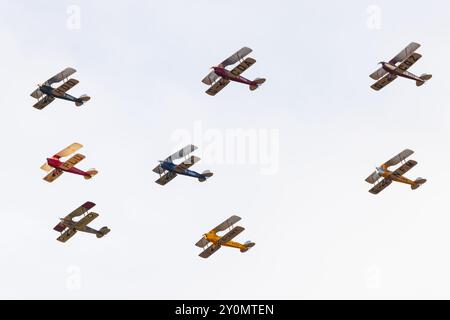 Acht DeHavilland Tiger Moths des Tiger Moth Club 'Tiger 9' Formation zeigen Team in der Luft auf der Little Gransden Air Show im August 2024. Stockfoto