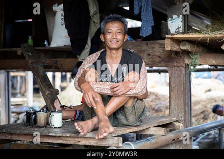 Pasar Bolu Markt, Wasserbüffelmarkt in Rantepao, lokaler lächelnder Verkäufer posiert für Foto, Tana Toraja, Sulawesi, Indonesien Stockfoto