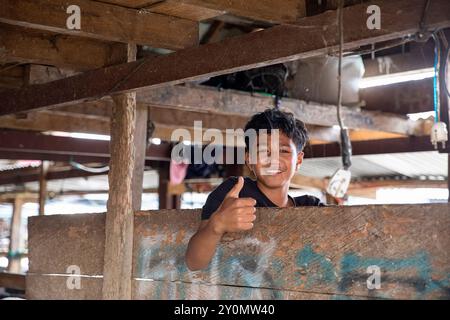 Pasar Bolu Markt, Wasserbüffelmarkt in Rantepao, lokales lächelndes Kind posiert für Foto, Tana Toraja, Sulawesi, Indonesien Stockfoto