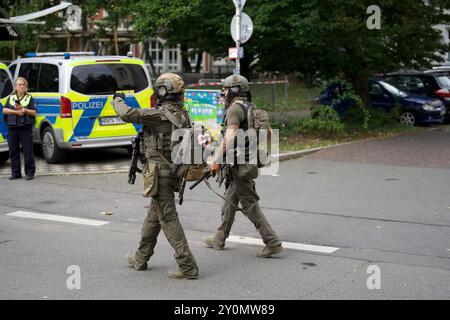 Wuppertal, Deutschland. September 2024. Um die Arbeitsagentur in Wuppertal ist derzeit ein großer Polizeieinsatz im Gange. Ein Polizeisprecher sagte, dass mehr Polizei und ein Hubschrauber vor Ort seien. (An dpa: "Polizeieinsatz bei der Arbeitsagentur Wuppertal") Credit: Tim Oelbermann/dpa/Alamy Live News Stockfoto