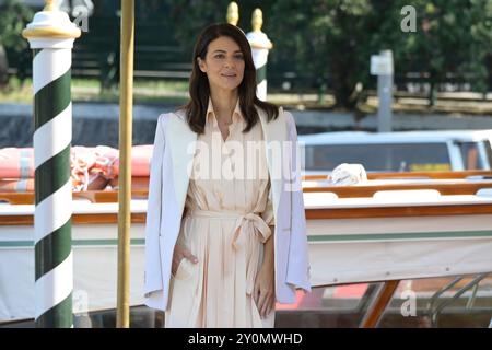 Venedig Lido, Italien. September 2024. Barbara Ronchi kommt zum 81. Filmfestival in Venedig am Hafen des Excelsior Hotels in Lido an. Quelle: SOPA Images Limited/Alamy Live News Stockfoto