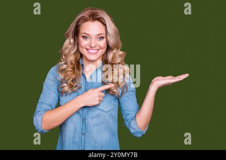 Nahaufnahme erstaunlich schön sie ihre Frau Arm Hand Hand Hand Hand Hand Hand Hand Hand Hand halten leerer Raum bietet Käufer neues Produkt kaufen mit lässigen Jeans Jeans Denim Stockfoto