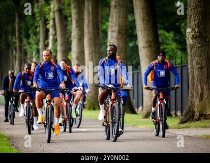 ZEIST - 09.03.2024, Xavi Simons, Lutshare Geertruida und Jeremie Frimpong während eines Trainings der niederländischen Nationalmannschaft auf dem KNVB Campus am 3. September 2024 in Zeist, Niederlande. Die niederländische Nationalmannschaft bereitet sich auf das Spiel der UEFA Nations League gegen Bosnien und Herzegowina vor. ANP SEM VAN DER WAL Stockfoto